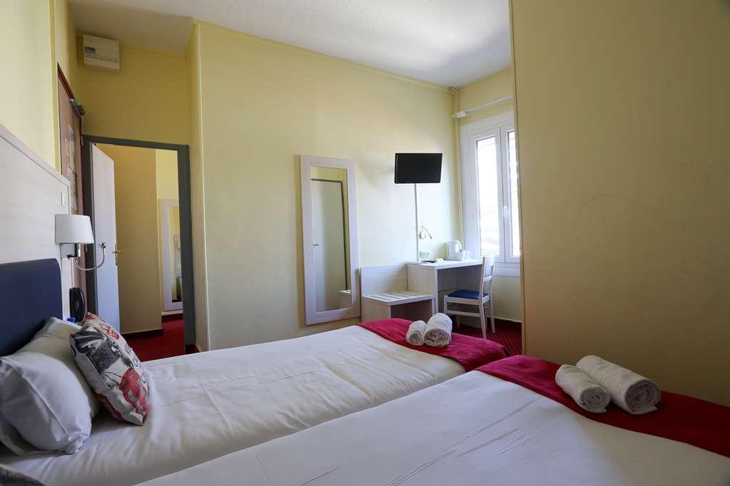 Brit Hotel Bleu Nuit Saintes Bilik gambar