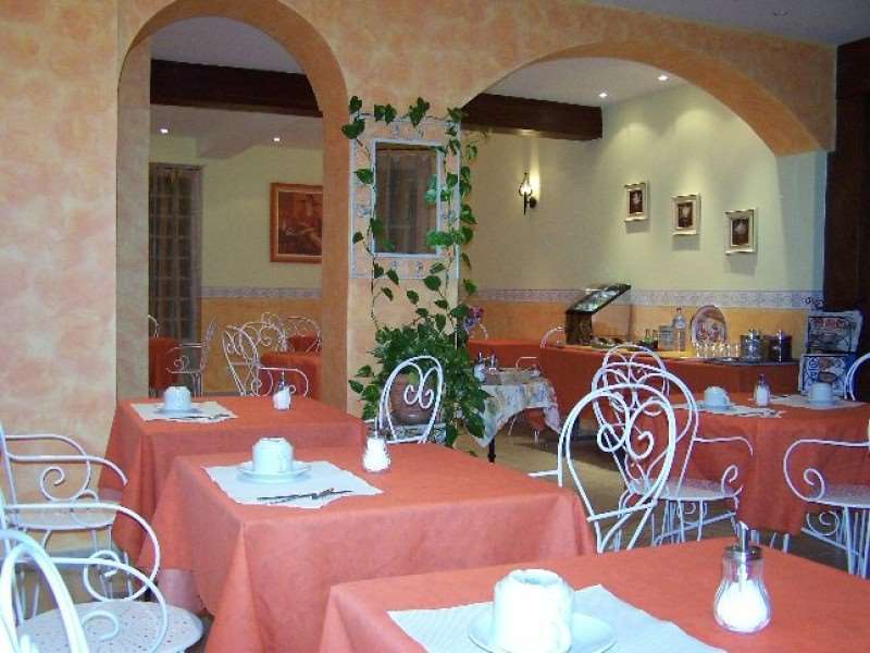 Brit Hotel Bleu Nuit Saintes Restoran gambar