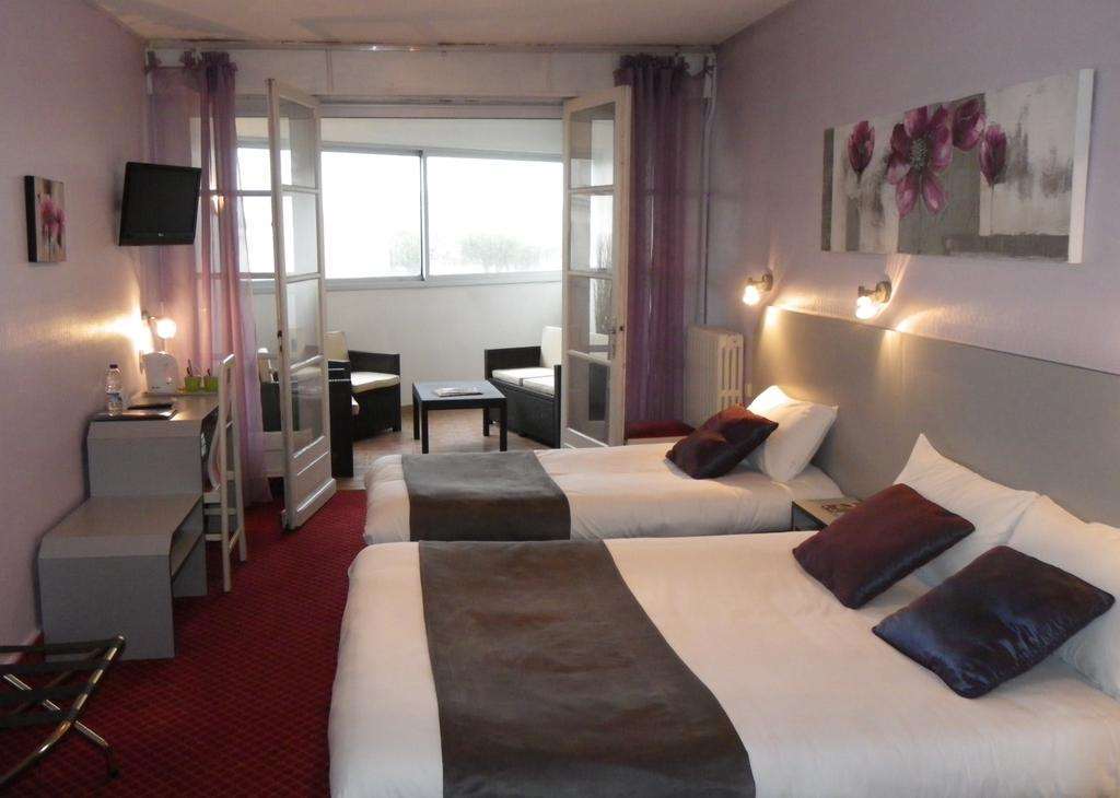 Brit Hotel Bleu Nuit Saintes Bilik gambar