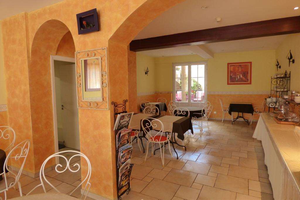 Brit Hotel Bleu Nuit Saintes Restoran gambar